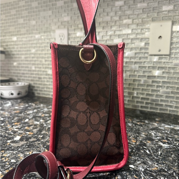 COACH 2021 Dempsey Carryall 
Color - Strawberry Haze 
EUC - Picture 2 of 9